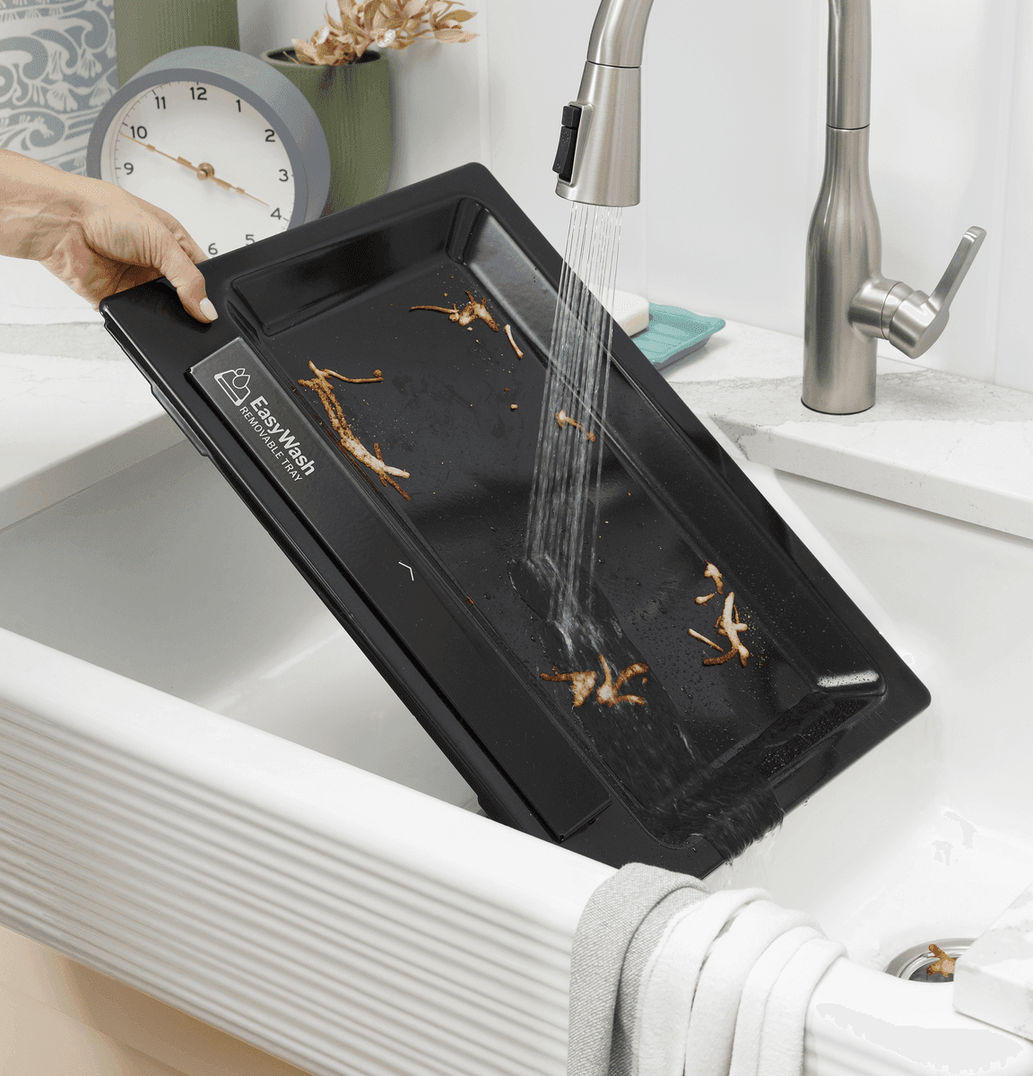 GE EasyWash 30-in 5-Burner 5.3-cu ft Air Fry Slide-In Electric Range image 5