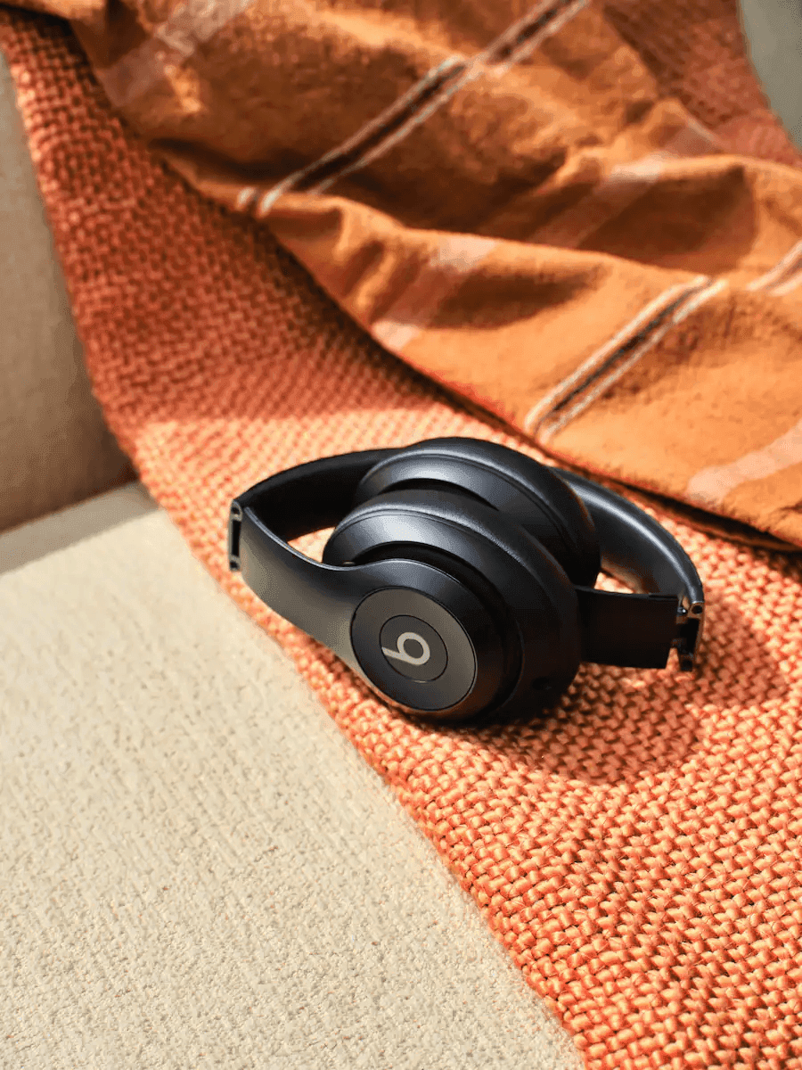 Beats Studio Pro Wireless Noise-Cancelling Headphones - Black image 4