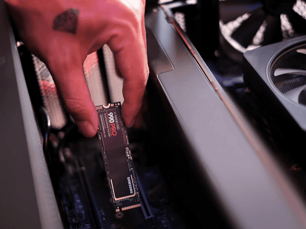 Samsung 990 PRO 2TB PCIe 4.0 NVMe M.2 Internal SSD image 5